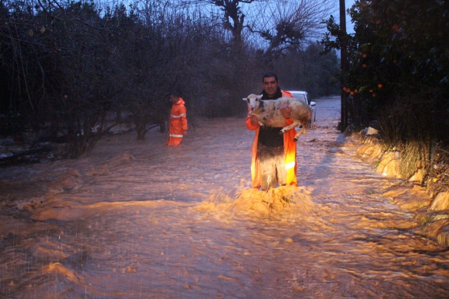 Büyükşehir Ekipleri Yağmur Ve Fırtınaya Karşı Seferber Oldu