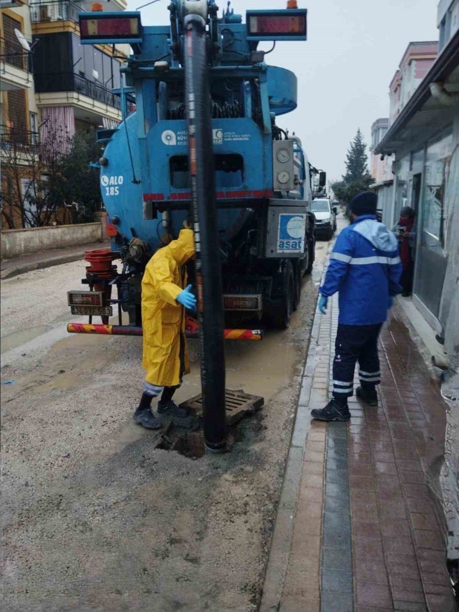 Büyükşehir Ekipleri Yağmur Ve Fırtınaya Karşı Seferber Oldu