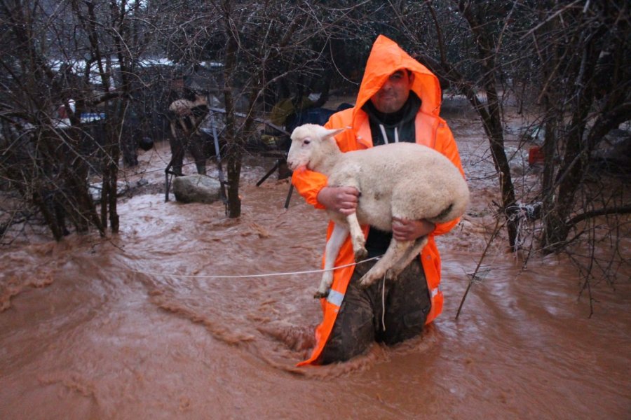 Büyükşehir Ekipleri Yağmur Ve Fırtınaya Karşı Seferber Oldu