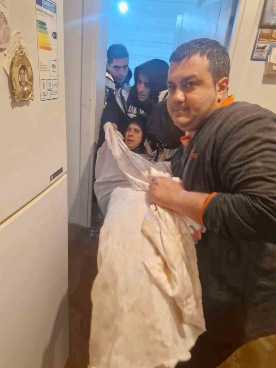 Kemer’de Sağanak Yağışta Mahsur Kalanları Jandarma Kurtardı