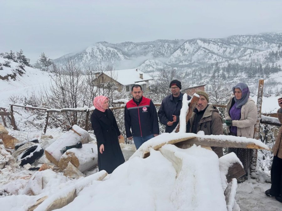 Karaman’da Karın Ağırlığına Dayanamayan Ahırın Çatısı Çöktü