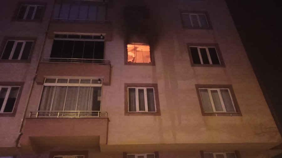 Konya’da Bir Binada Çıkan Yangında 6 Kişi Dumandan Etkilendi