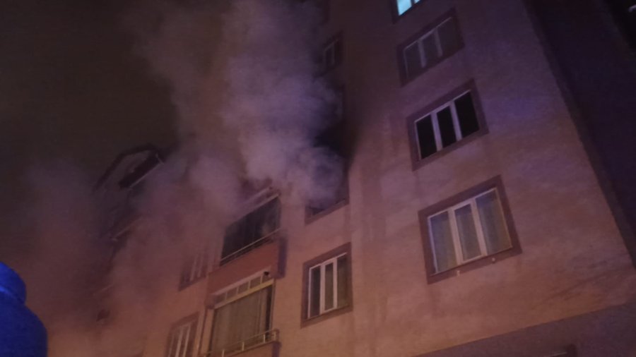 Konya’da Bir Binada Çıkan Yangında 6 Kişi Dumandan Etkilendi