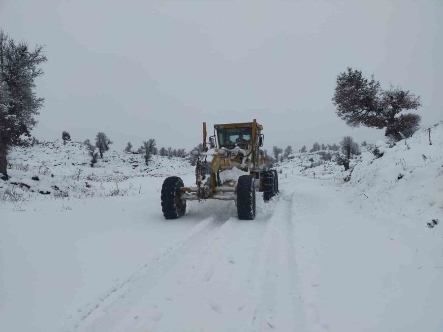 Mersin Büyükşehir Belediyesi Ekipleri Karla Mücadeleye Başladı