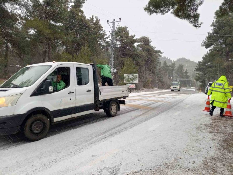 Mersin Büyükşehir Belediyesi Ekipleri Karla Mücadeleye Başladı