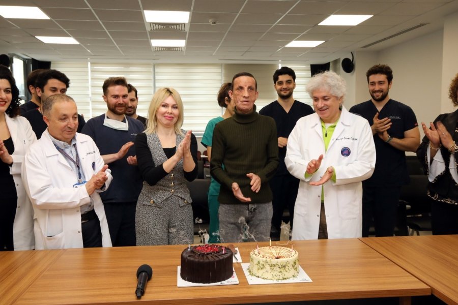 Hayata 14 Yıldır Başka Bir Yüzle Bakıyor: Türkiye’nin İlk Yüz Nakli, 14 Yıl Sonra Yeni Hayatının Mimarlarıyla Yeniden Buluştu