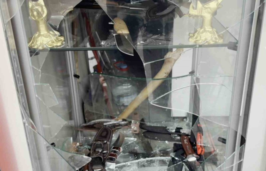 Bıçakçı Dükkanının Camı Kırılıp Binlerce Liralık Bıçak Çalındı