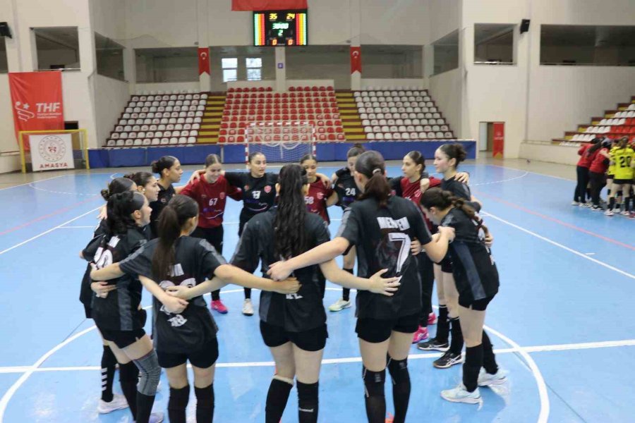 Kepez’in Yıldız Kızları Hentbolda Türkiye Şampiyonu