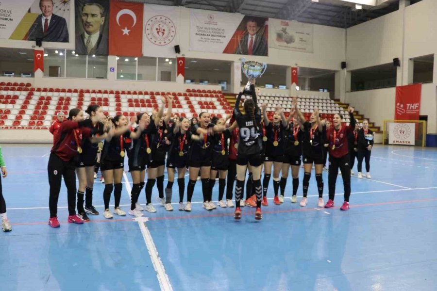 Kepez’in Yıldız Kızları Hentbolda Türkiye Şampiyonu