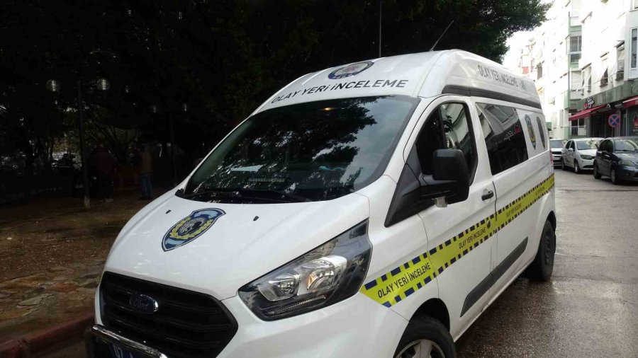 Evinin Önündeki Parkta Ölü Bulundu