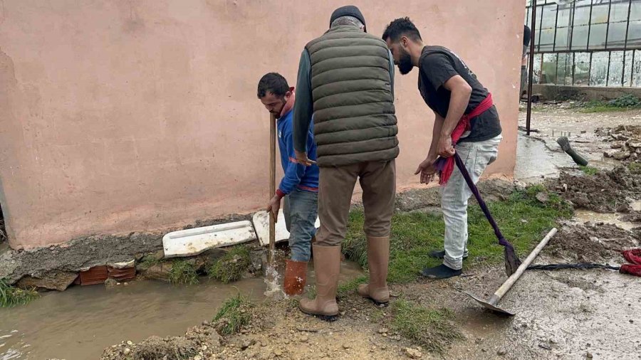 Kardeşleri Ve Arkadaşlarıyla Oynarken Tahliye Kanalına Düşen 3 Yaşındaki Berra Hayatını Kaybetti