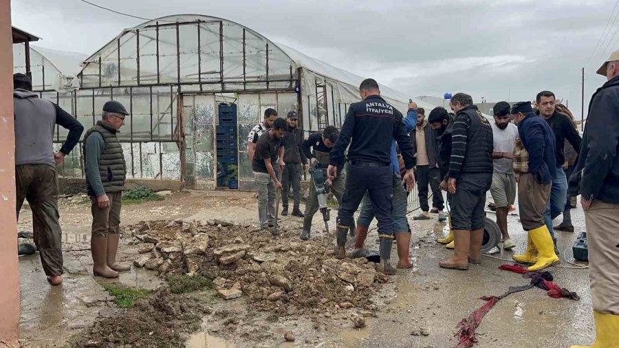 Kardeşleri Ve Arkadaşlarıyla Oynarken Tahliye Kanalına Düşen 3 Yaşındaki Berra Hayatını Kaybetti