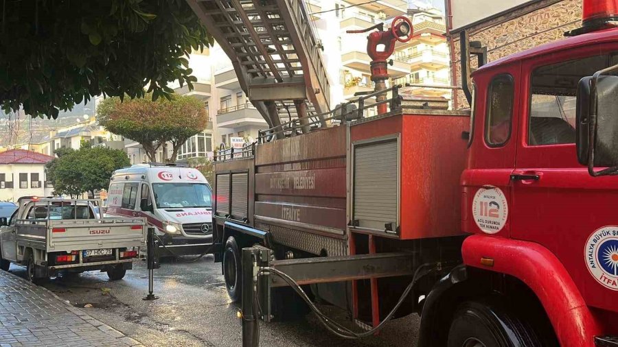 Alanya’da 3 Katlı Binada Yangın Paniği