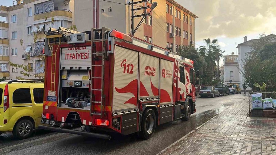 Alanya’da 3 Katlı Binada Yangın Paniği