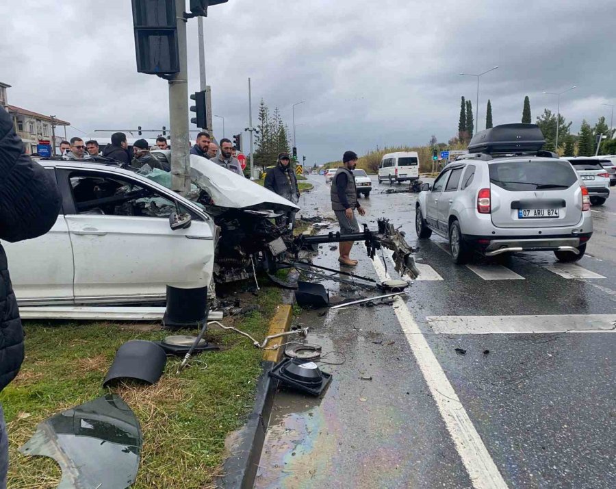 Yoldan Çıkıp Sinyalizasyon Direğine Çarpan Otomobil Parçalandı: 1 Yaralı