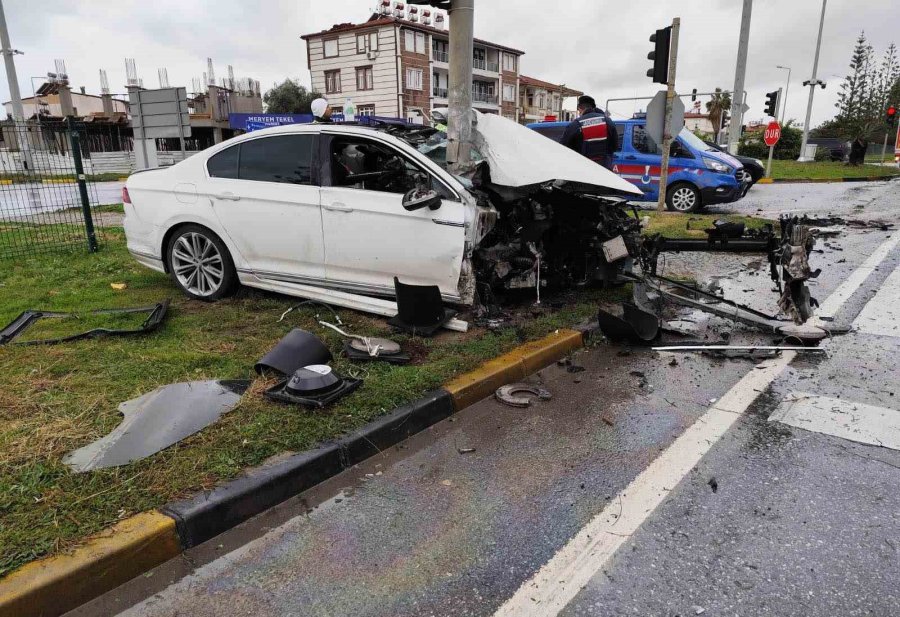 Yoldan Çıkıp Sinyalizasyon Direğine Çarpan Otomobil Parçalandı: 1 Yaralı