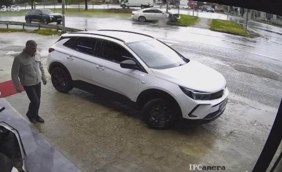 Yoldan Çıkıp Sinyalizasyon Direğine Çarpan Otomobil Parçalandı: 1 Yaralı