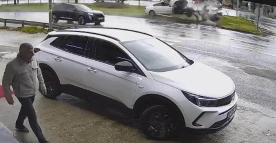 Yoldan Çıkıp Sinyalizasyon Direğine Çarpan Otomobil Parçalandı: 1 Yaralı