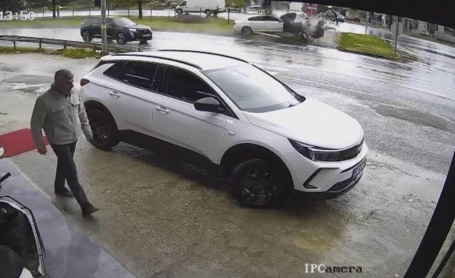 Yoldan Çıkıp Sinyalizasyon Direğine Çarpan Otomobil Parçalandı: 1 Yaralı