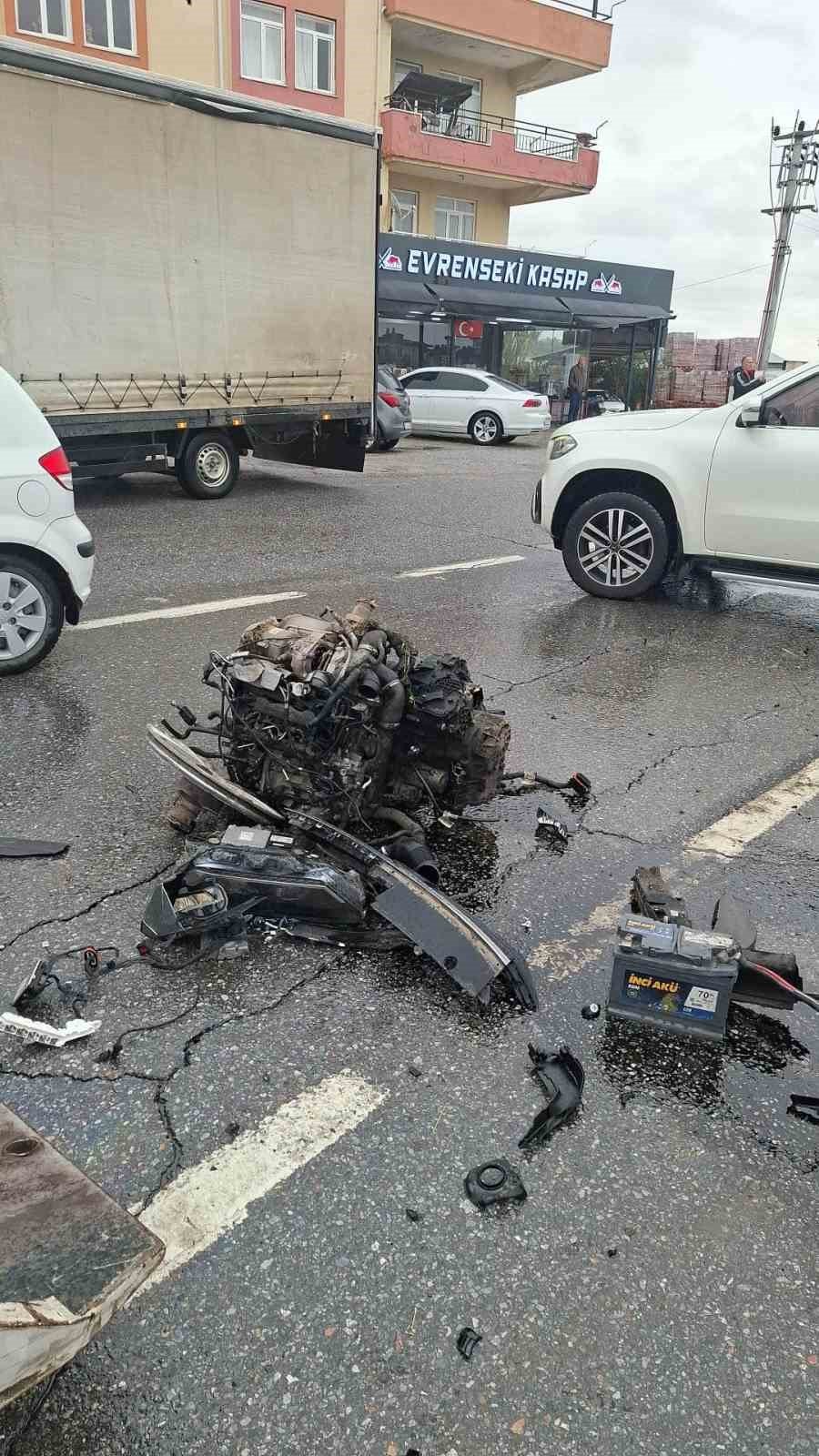 Yoldan Çıkıp Sinyalizasyon Direğine Çarpan Otomobil Parçalandı: 1 Yaralı