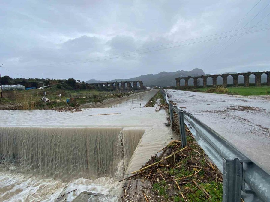 Antalya’da Sağanak Taşkına Yol Açtı