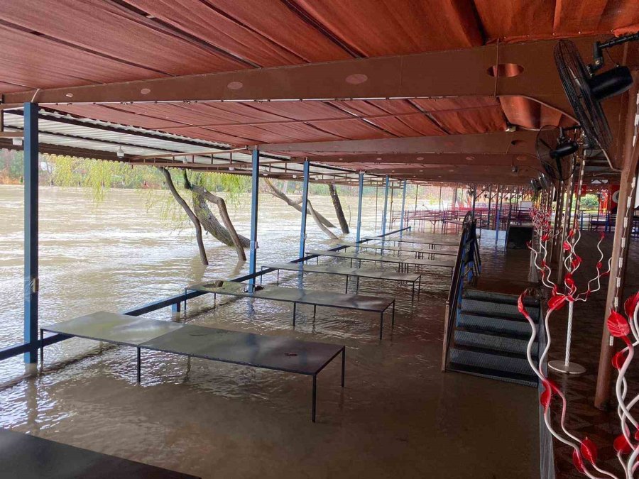 Antalya’da Sağanak Taşkına Yol Açtı