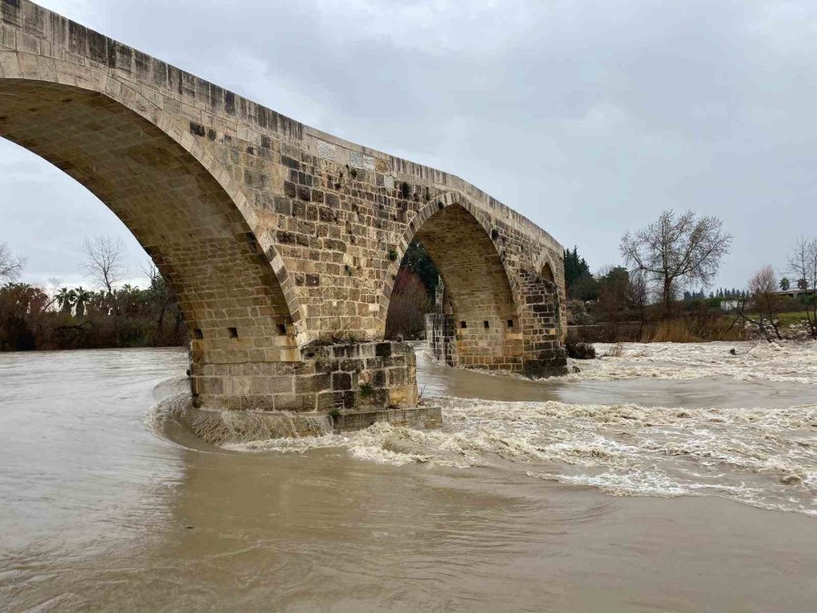 Antalya’da Sağanak Taşkına Yol Açtı