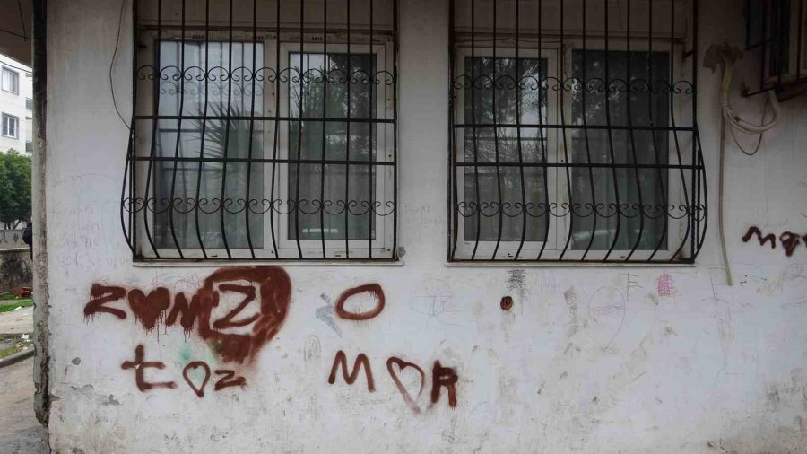 Bağımlılardan Bıktı, Evini Camına "bu Evde Uyuşturucu Satışı Yoktur, Rahatsız Etmeyin" Yazlı Not Astı