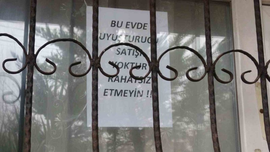 Bağımlılardan Bıktı, Evini Camına "bu Evde Uyuşturucu Satışı Yoktur, Rahatsız Etmeyin" Yazlı Not Astı