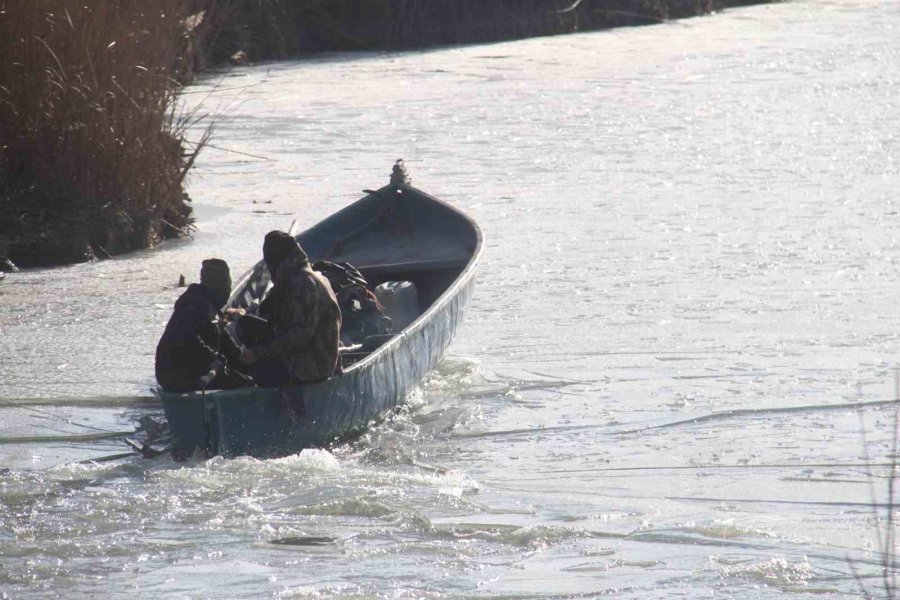 Beyşehir Gölü’nde Balıkçıların Buzla İmtihanı