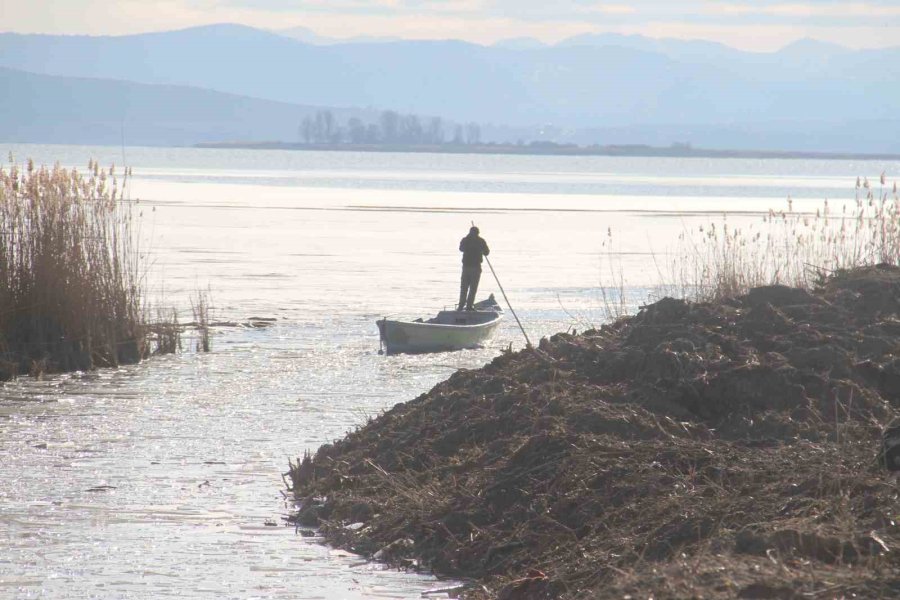 Beyşehir Gölü’nde Balıkçıların Buzla İmtihanı
