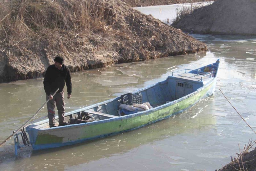 Beyşehir Gölü’nde Balıkçıların Buzla İmtihanı