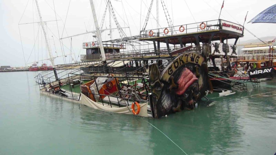 Mersin’de Şiddetli Yağış Ve Fırtına Gezi Teknesini Batırdı