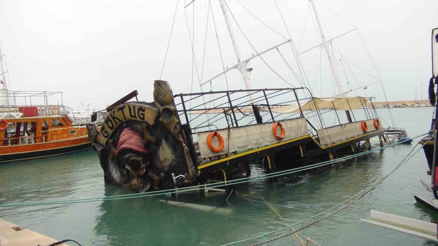 Mersin’de Şiddetli Yağış Ve Fırtına Gezi Teknesini Batırdı