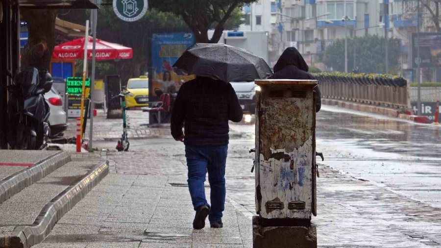 Antalya’da Gece Başlayıp Sabah Saatlerine Kadar Etkili Olan Sağanak Etkisini Yitirdi