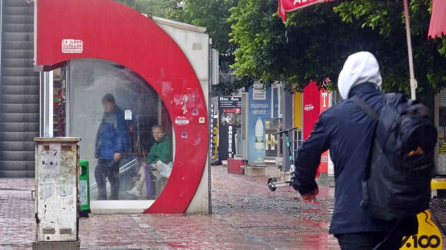 Antalya’da Gece Başlayıp Sabah Saatlerine Kadar Etkili Olan Sağanak Etkisini Yitirdi