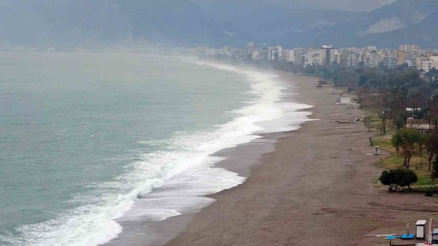 Antalya’da Gece Başlayıp Sabah Saatlerine Kadar Etkili Olan Sağanak Etkisini Yitirdi