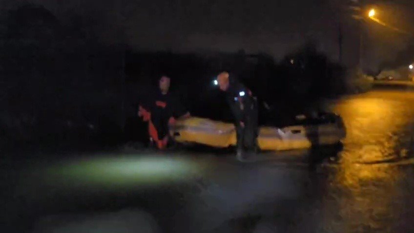 Sağanak Yağmurun Etkili Olduğu Antalya’da Mahsur Kalan Vatandaşlar Botlarla Kurtarıldı