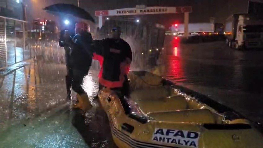 Sağanak Yağmurun Etkili Olduğu Antalya’da Mahsur Kalan Vatandaşlar Botlarla Kurtarıldı