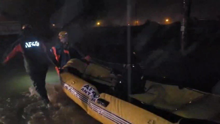 Sağanak Yağmurun Etkili Olduğu Antalya’da Mahsur Kalan Vatandaşlar Botlarla Kurtarıldı