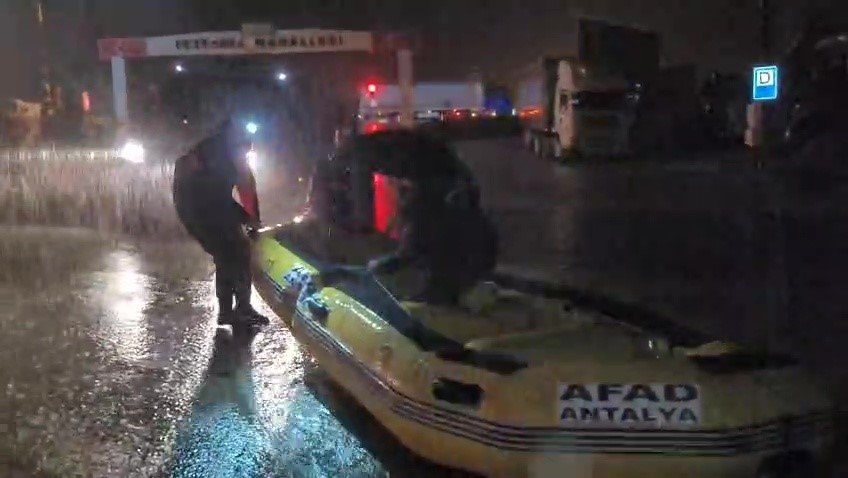 Sağanak Yağmurun Etkili Olduğu Antalya’da Mahsur Kalan Vatandaşlar Botlarla Kurtarıldı