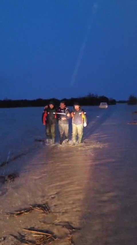 Sağanak Yağmurun Etkili Olduğu Antalya’da Mahsur Kalan Vatandaşlar Botlarla Kurtarıldı