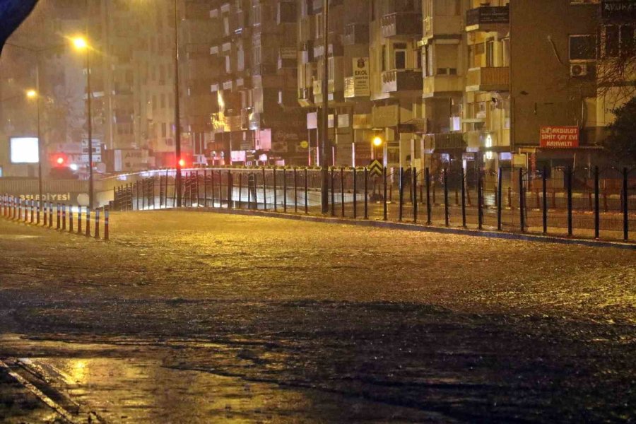 Antalya’da Sağanak Yolları Göle Döndürdü: Çok Sayıda Araç Mahsur Kaldı