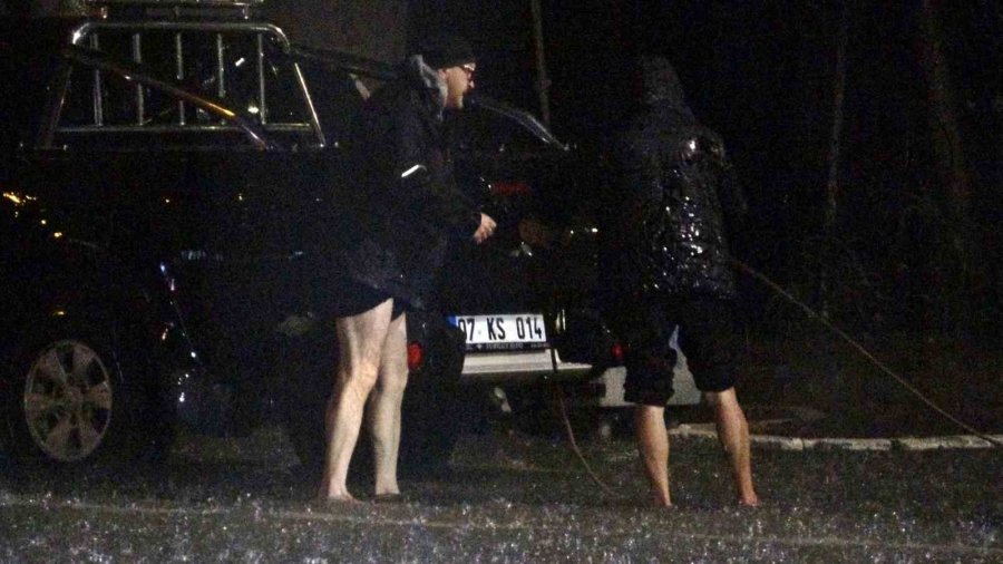 Antalya’da Sağanak Yolları Göle Döndürdü: Çok Sayıda Araç Mahsur Kaldı