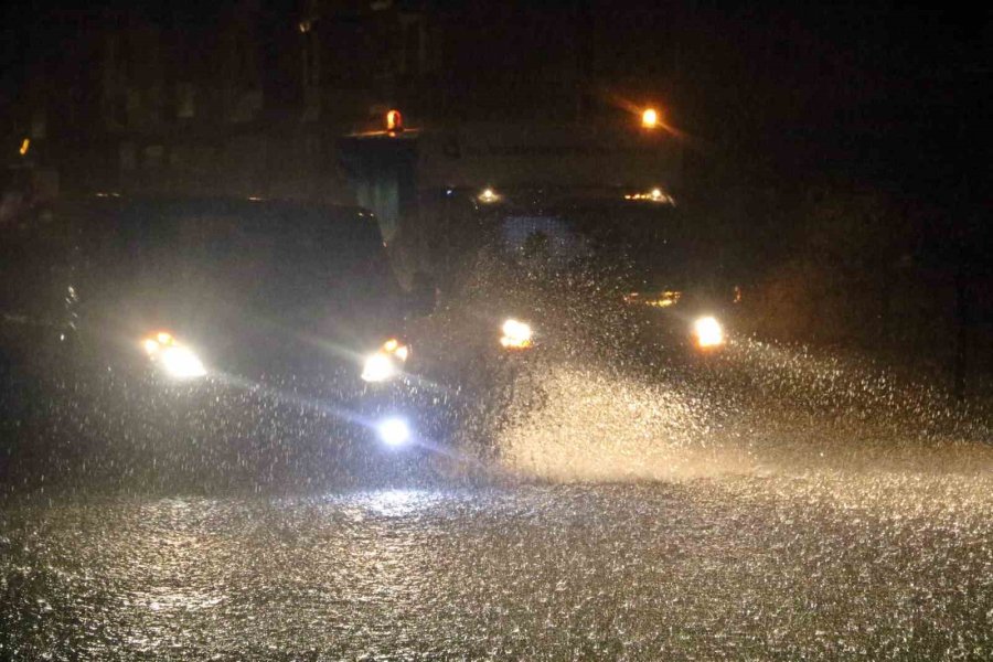 Antalya’da Sağanak Yolları Göle Döndürdü: Çok Sayıda Araç Mahsur Kaldı