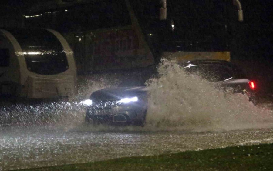 Antalya’da Sağanak Yolları Göle Döndürdü: Çok Sayıda Araç Mahsur Kaldı