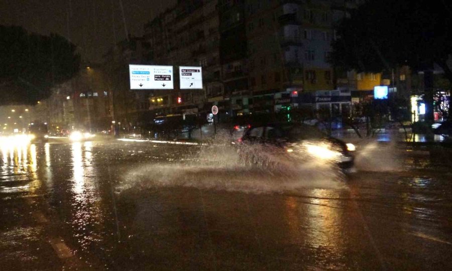 Antalya’da Sağanak Yolları Göle Döndürdü: Çok Sayıda Araç Mahsur Kaldı