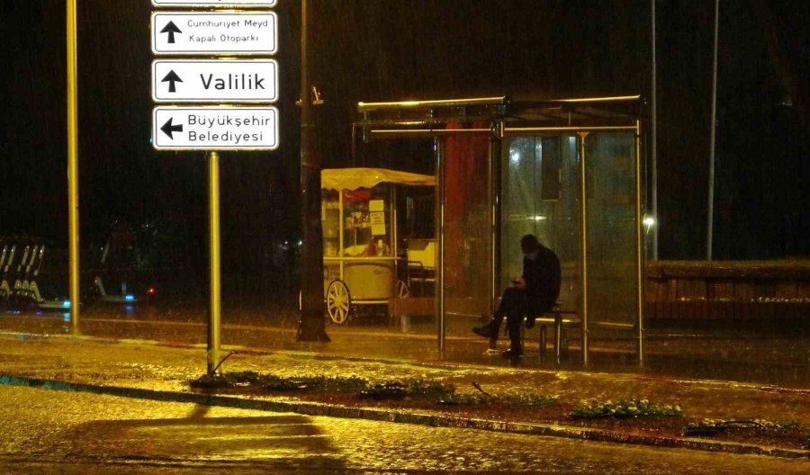 Antalya’da Sağanak Yolları Göle Döndürdü: Çok Sayıda Araç Mahsur Kaldı