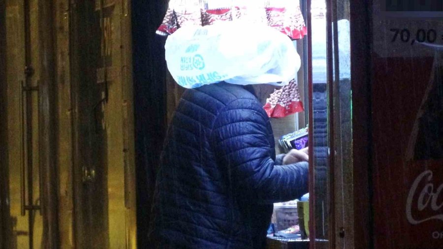 Antalya’da Sağanak Yolları Göle Döndürdü: Çok Sayıda Araç Mahsur Kaldı