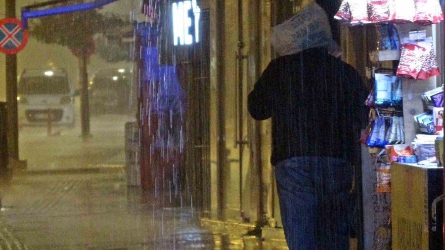 Antalya’da Sağanak Yolları Göle Döndürdü: Çok Sayıda Araç Mahsur Kaldı